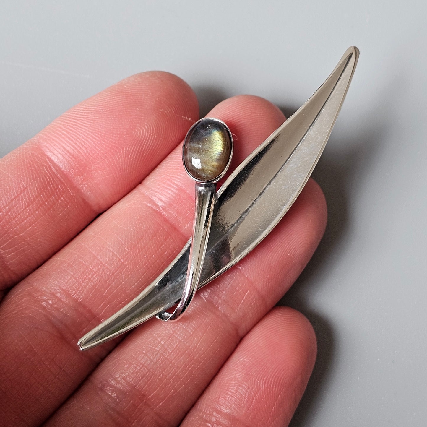 1960s Vintage Modernist Silver Spectrolite Labradorite Flower Brooch by Elis Kauppi for Kupittaan Kulta