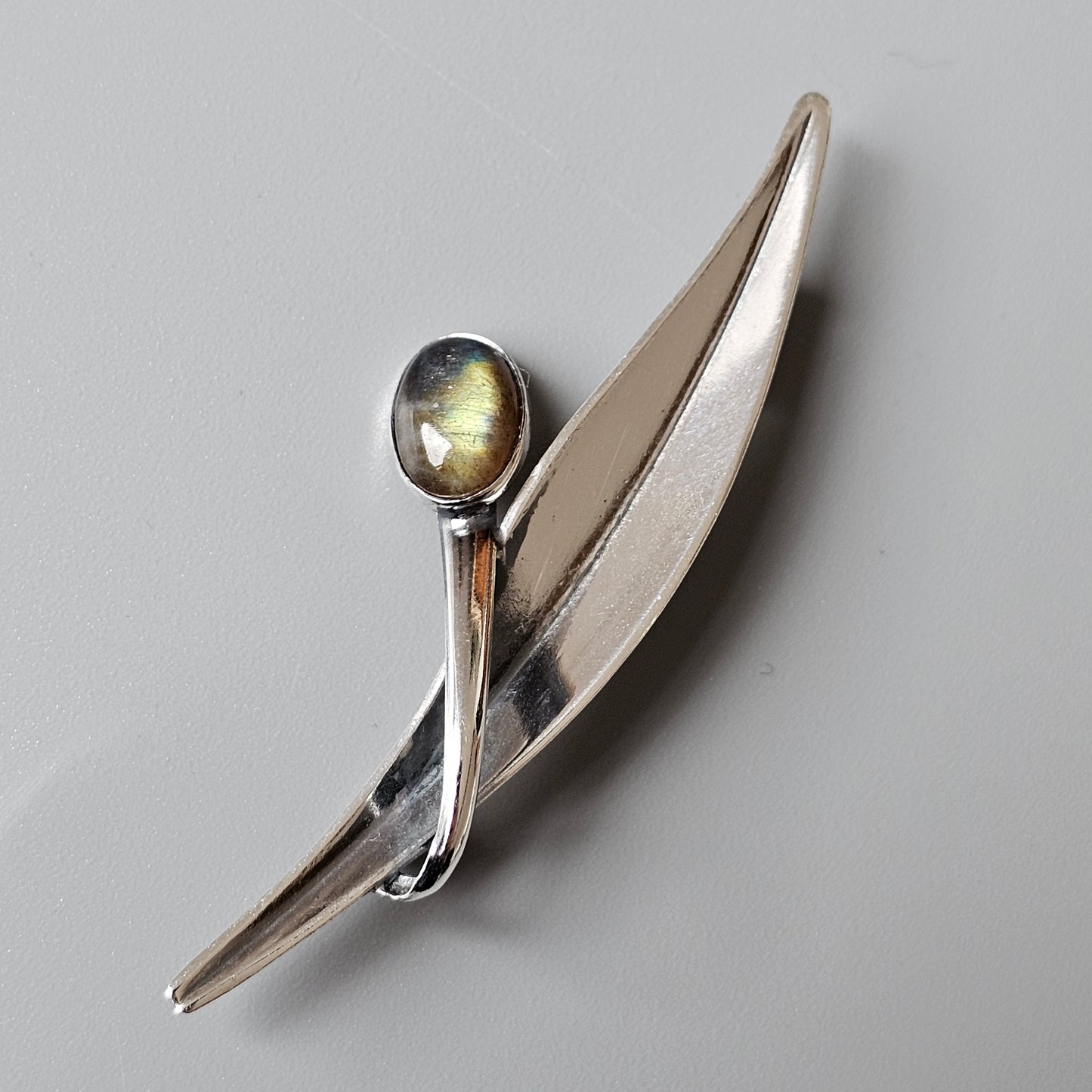 1960s Vintage Modernist Silver Spectrolite Labradorite Flower Brooch by Elis Kauppi for Kupittaan Kulta