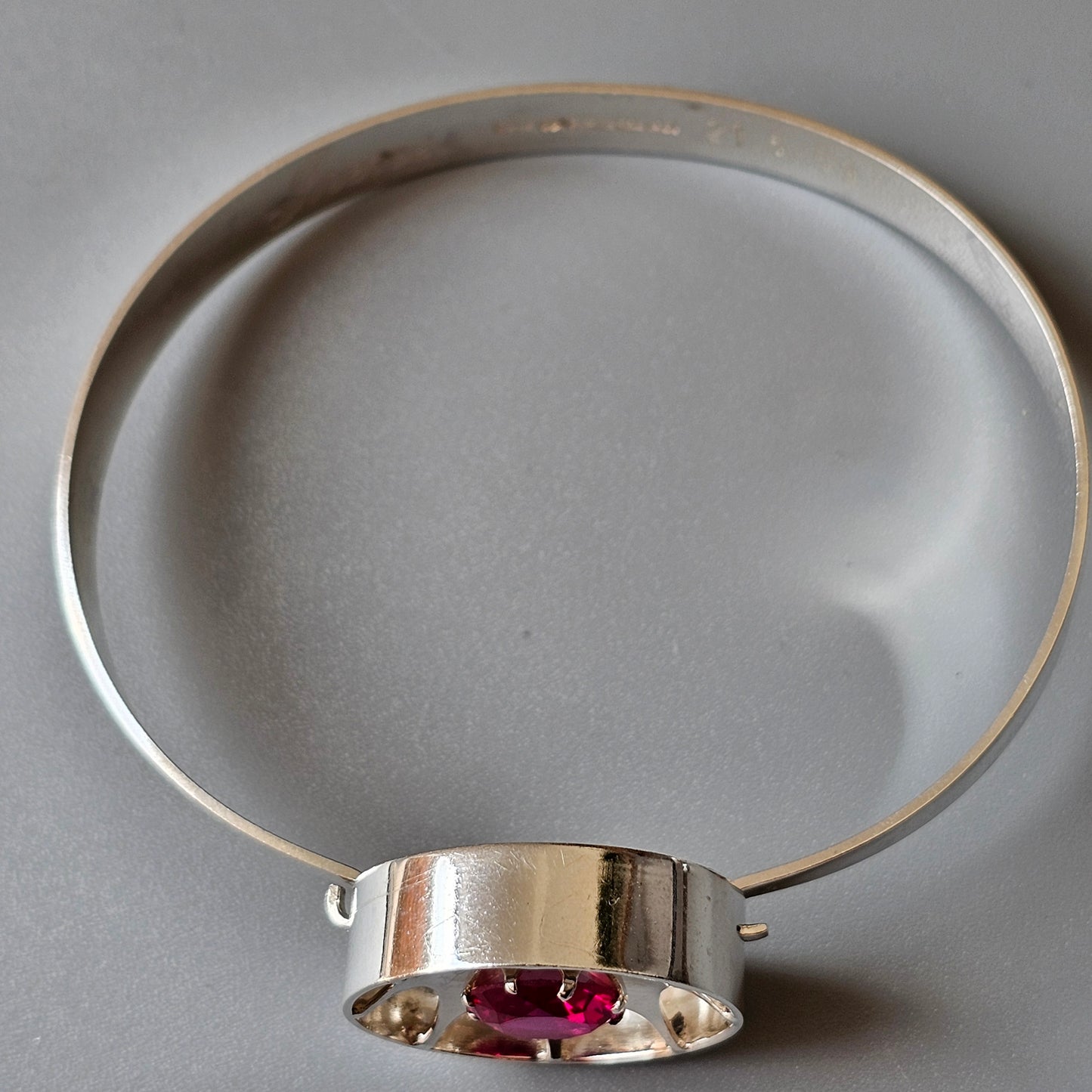 1960s Vintage Modernist Silver & Lab-Created Ruby Bangle Bracelet by Kultaseppä Salovaara 1967