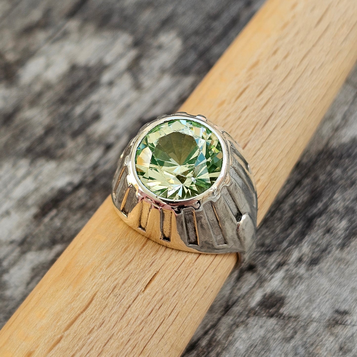 1960s 1970s Scandinavian Modernist 830 Silver & Green Spinel Ring