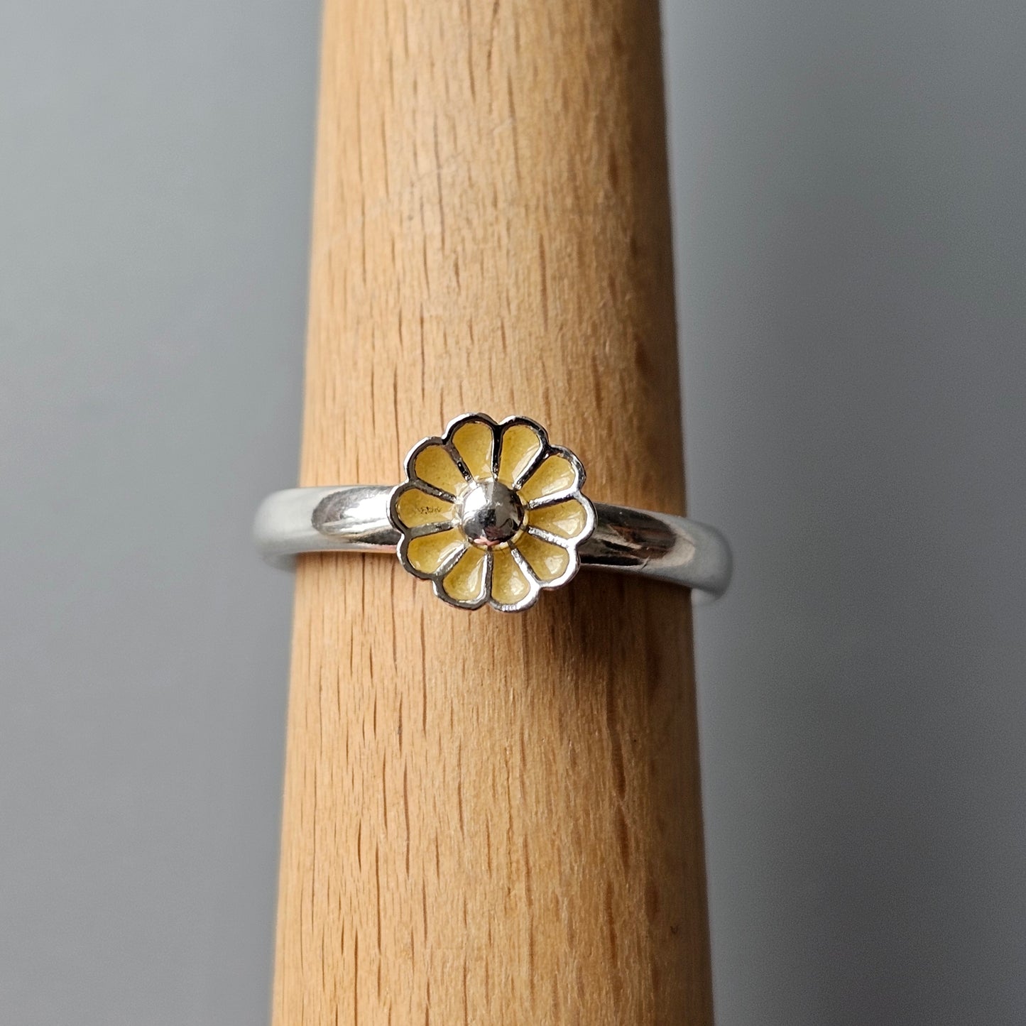 Spinning Danish 925 Sterling Silver Yellow Enamel Daisy Flower Stacking Ring Hans Henrik Nygaard