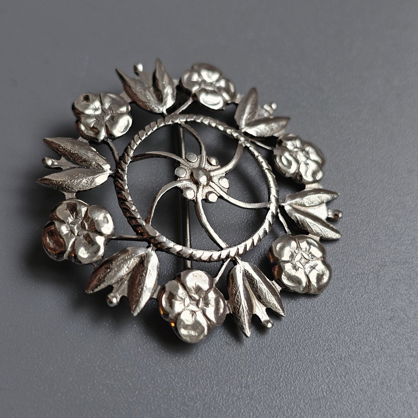 Vintage 1940s Finnish Silver Floral Wreath Brooch — Art Deco to Early Mid-Century Nordic Jewellery 1947