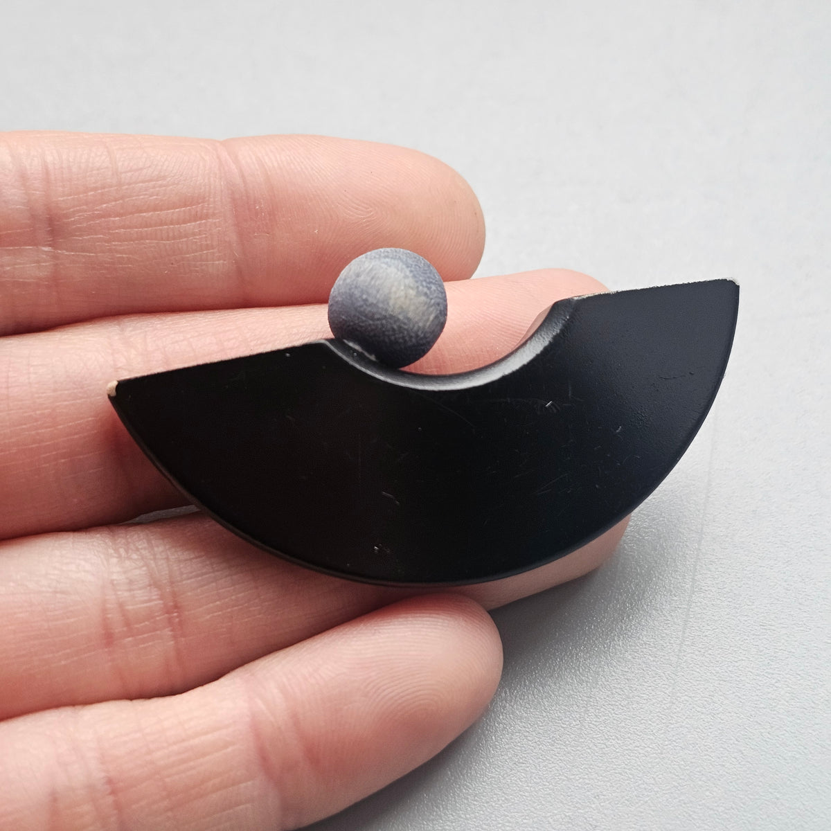 Vintage 1990s 1980s Aarikka Finland Black & Blue Wooden Brooch – Modernist Scandinavian Design