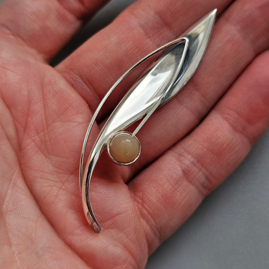 Smaller Finnish 1960s Modernist Silver & Chalcedony Flower Brooch by Elis Kauppi Kupittaan Kulta 1963