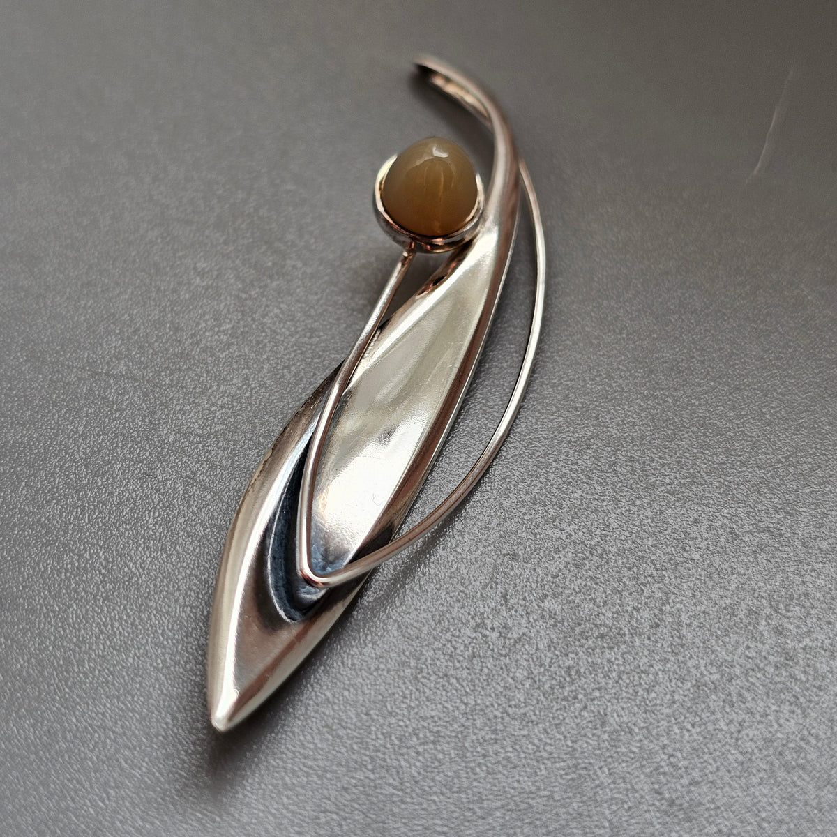 Smaller Finnish 1960s Modernist Silver & Chalcedony Flower Brooch by Elis Kauppi Kupittaan Kulta 1963