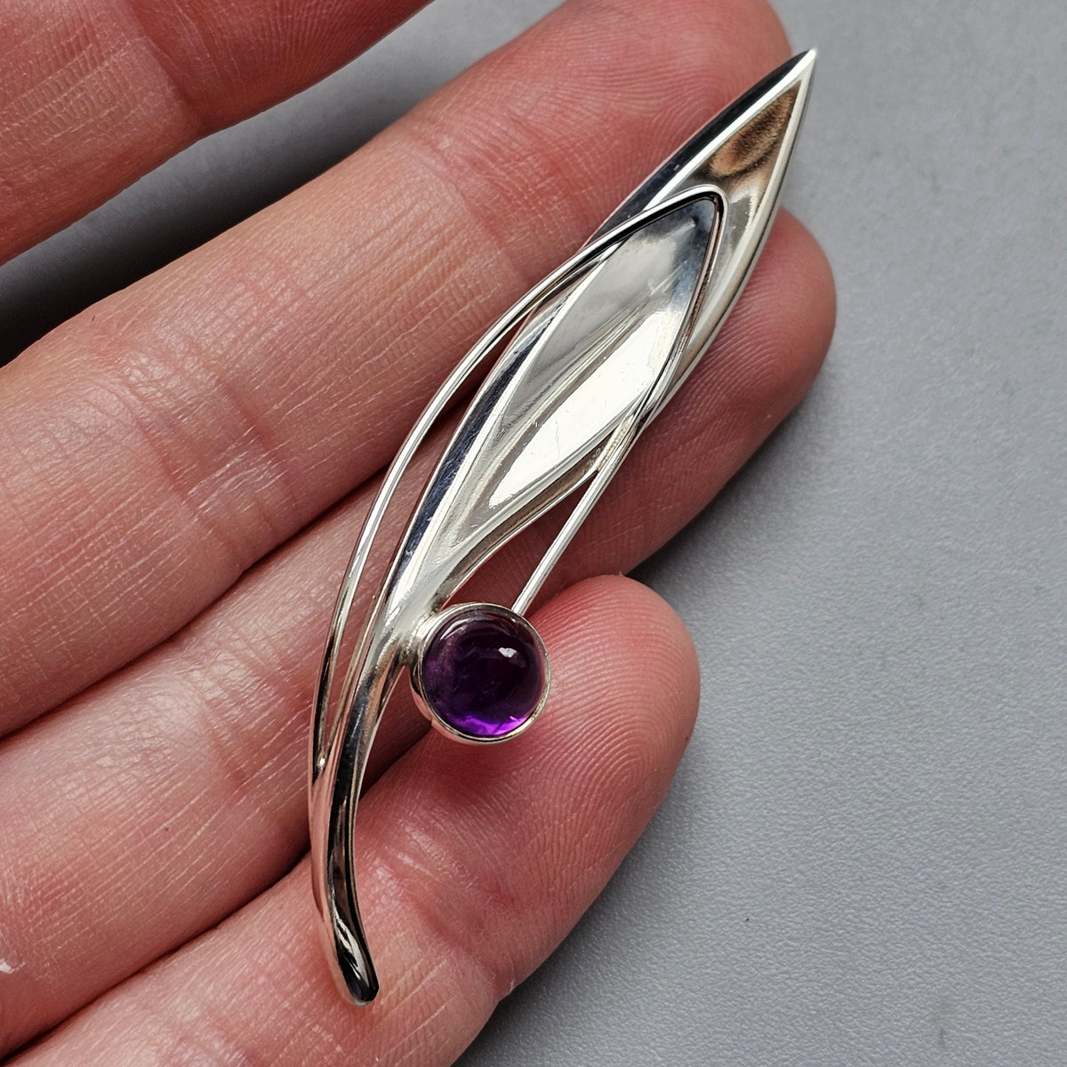 Smaller Finnish 1960s Modernist Silver Amethyst Flower Brooch by Elis Kauppi Kupittaan Kulta 1960