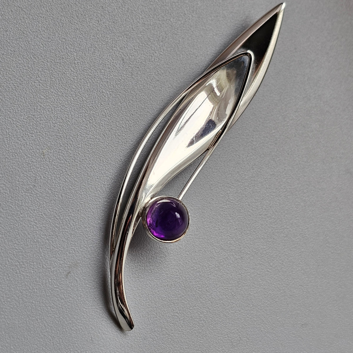 Smaller Finnish 1960s Modernist Silver Amethyst Flower Brooch by Elis Kauppi Kupittaan Kulta 1960