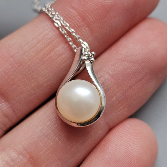 Contemporary Finnish Sterling Silver Pearl Pendant Necklace