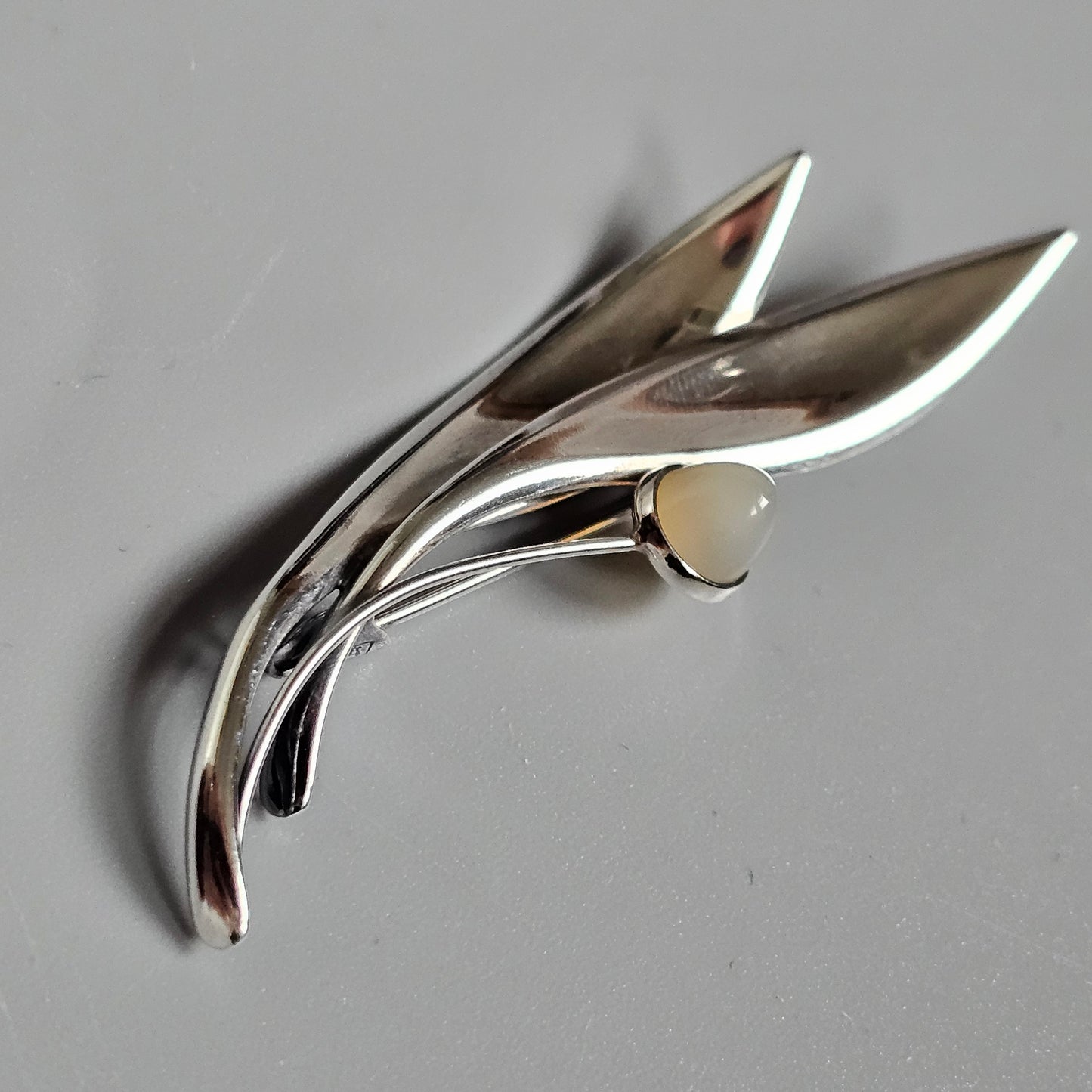 1960s Vintage Modernist Silver Chalcedony Flower Brooch by Elis Kauppi for Kupittaan Kulta 1962