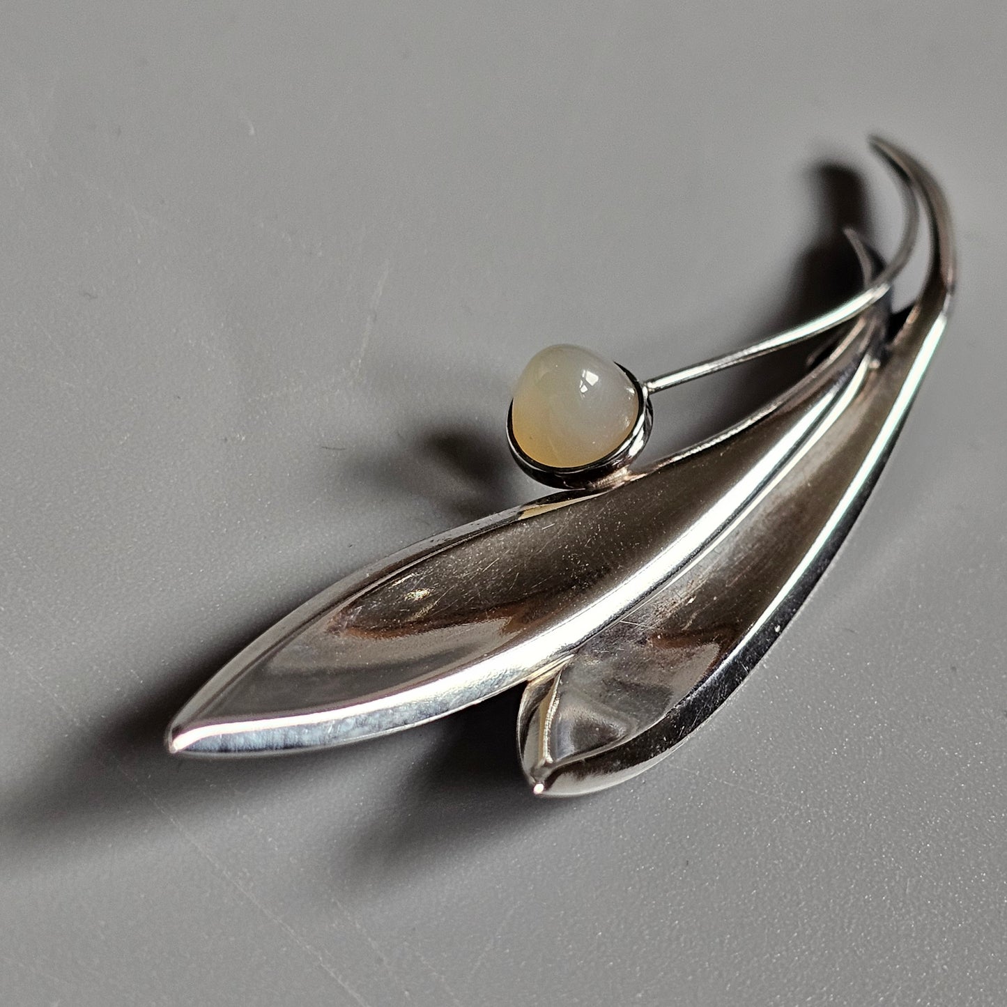 1960s Vintage Modernist Silver Chalcedony Flower Brooch by Elis Kauppi for Kupittaan Kulta 1962