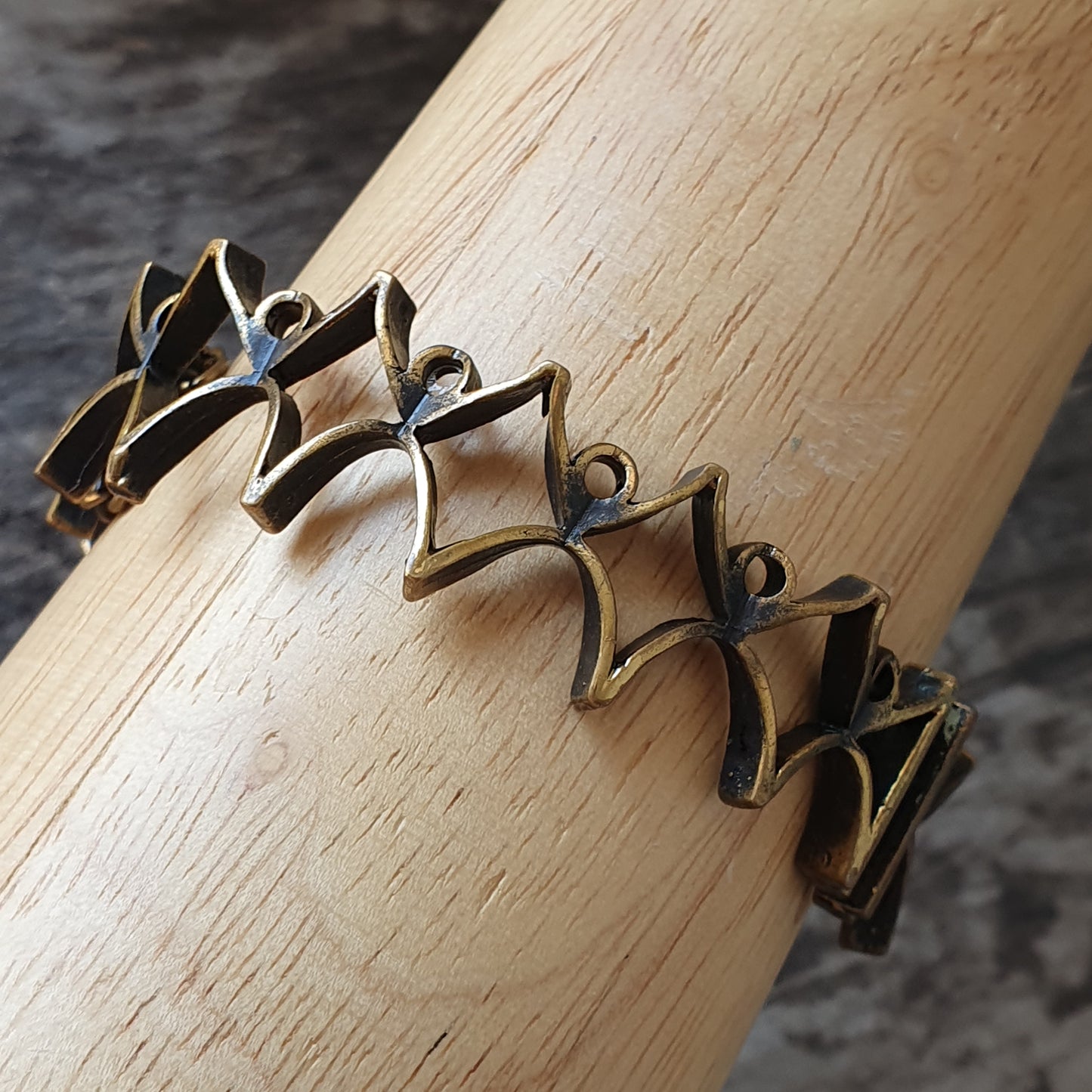 Bronze-colored zigzag bracelet with diamond-shaped links.