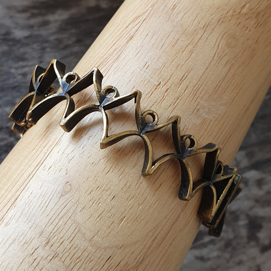 Bronze-colored zigzag bracelet with diamond-shaped links.