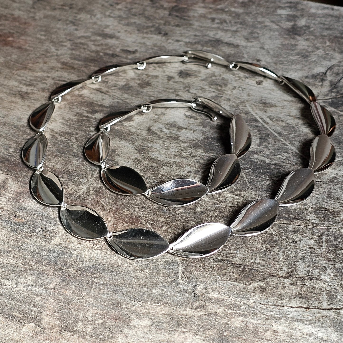 Silver necklace and bracelet set with oval-shaped links.