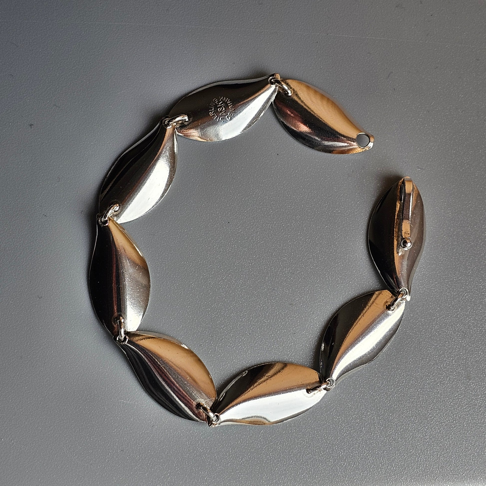 Bracelet made of alternating silver and gold oval-shaped beads.