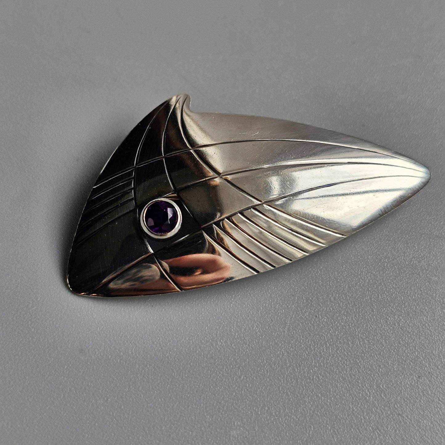 Finnish 1960s Modernist Silver & Purple Spinel Brooch by Kupittaan Kulta Elis Kauppi