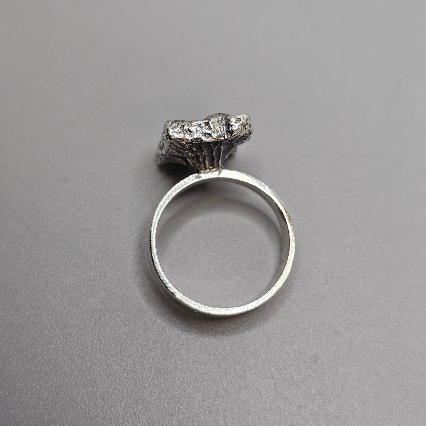 1970 Finnish Modernist Lunar-Texture Silver Ring — Martti Viikinniemi - UK Ring Size K -  US Ring Size 5.25