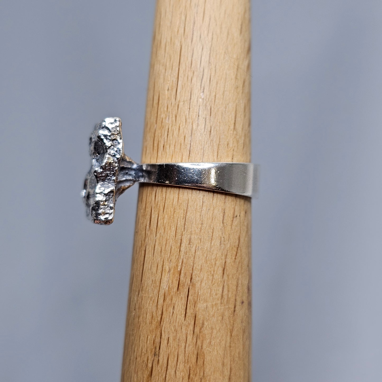 1970 Finnish Modernist Lunar-Texture Silver Ring — Martti Viikinniemi - UK Ring Size K -  US Ring Size 5.25