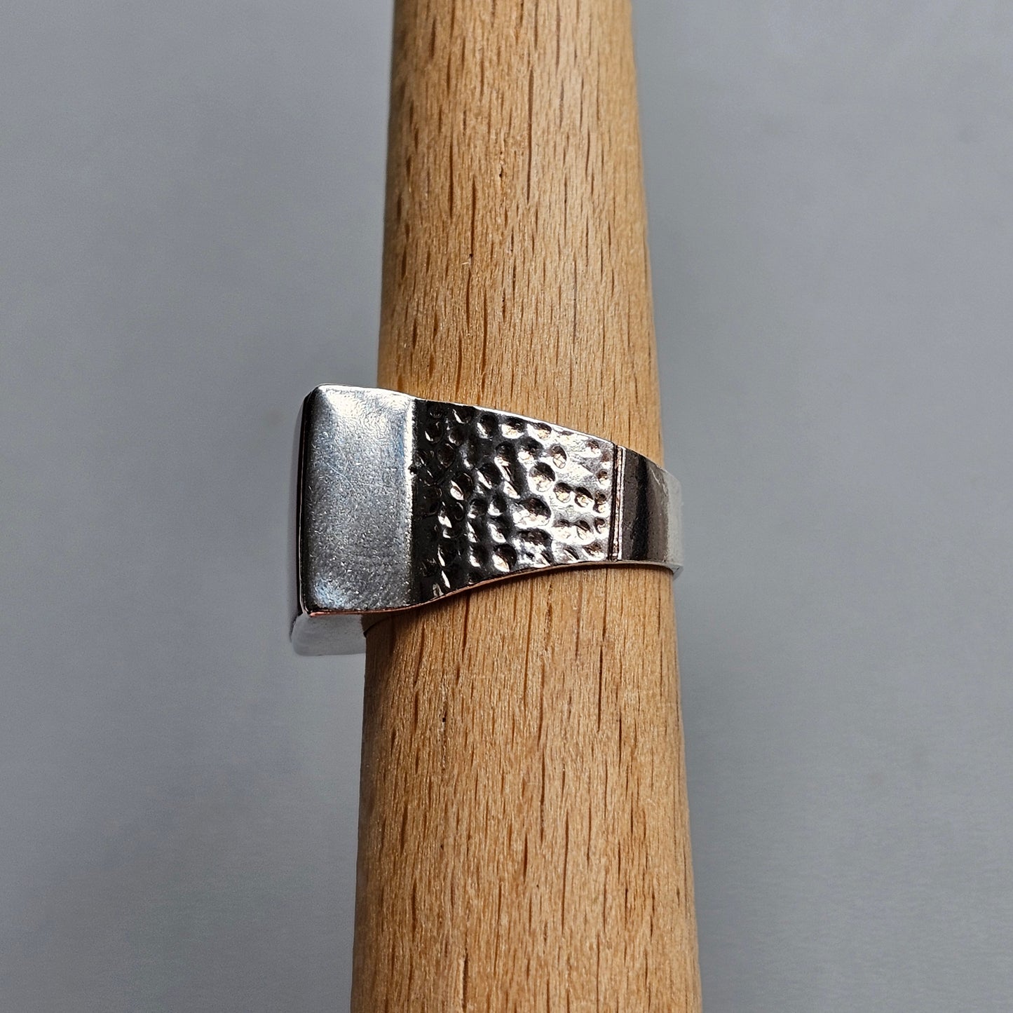 Vintage 1970s Brutalist Style Sterling Silver & Square Carnelian Agate Signet Ring- UK Size L 1/2 / US Size 6 - Hallmarked 1977