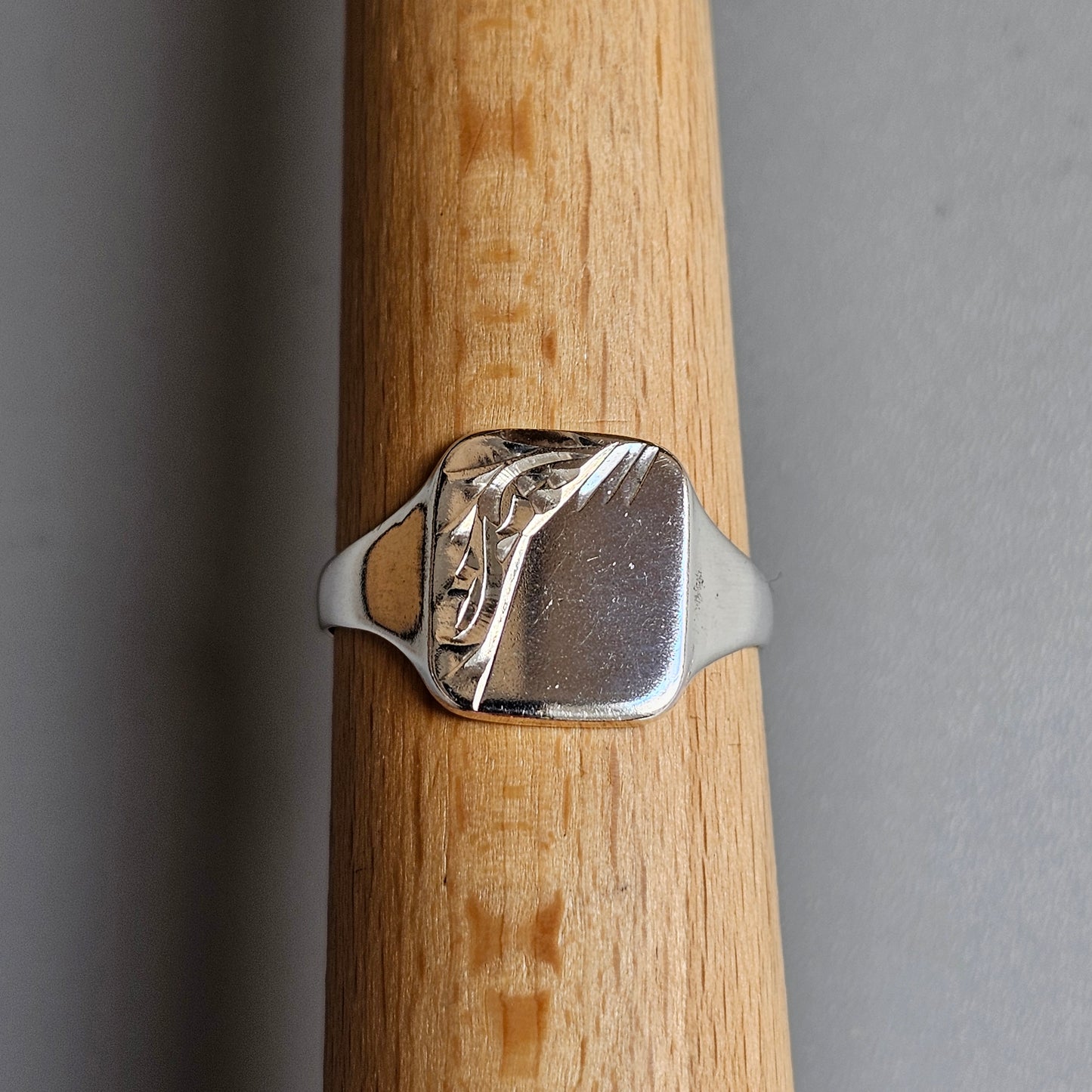Vintage Silver Signet Ring – Etched Detail - UK Size W / US Size 11 - Circa 1980s