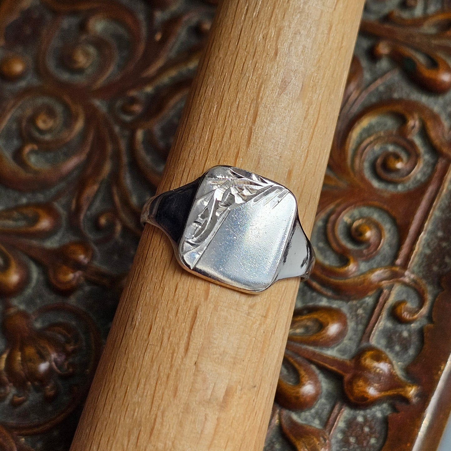 Vintage Silver Signet Ring – Etched Detail - UK Size W / US Size 11 - Circa 1980s