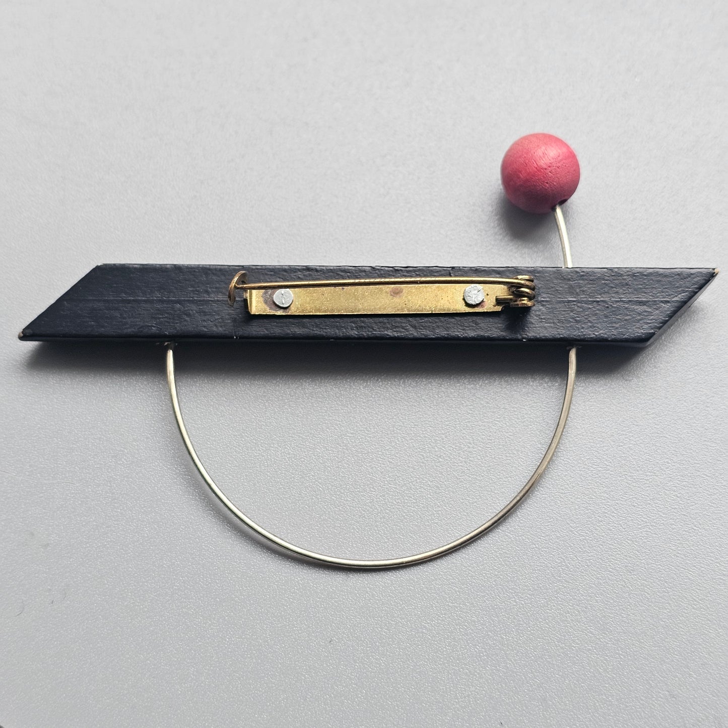 Vintage 1980s Aarikka Finland Black & Red Wooden Brooch – UFO Modernist Scandinavian Design