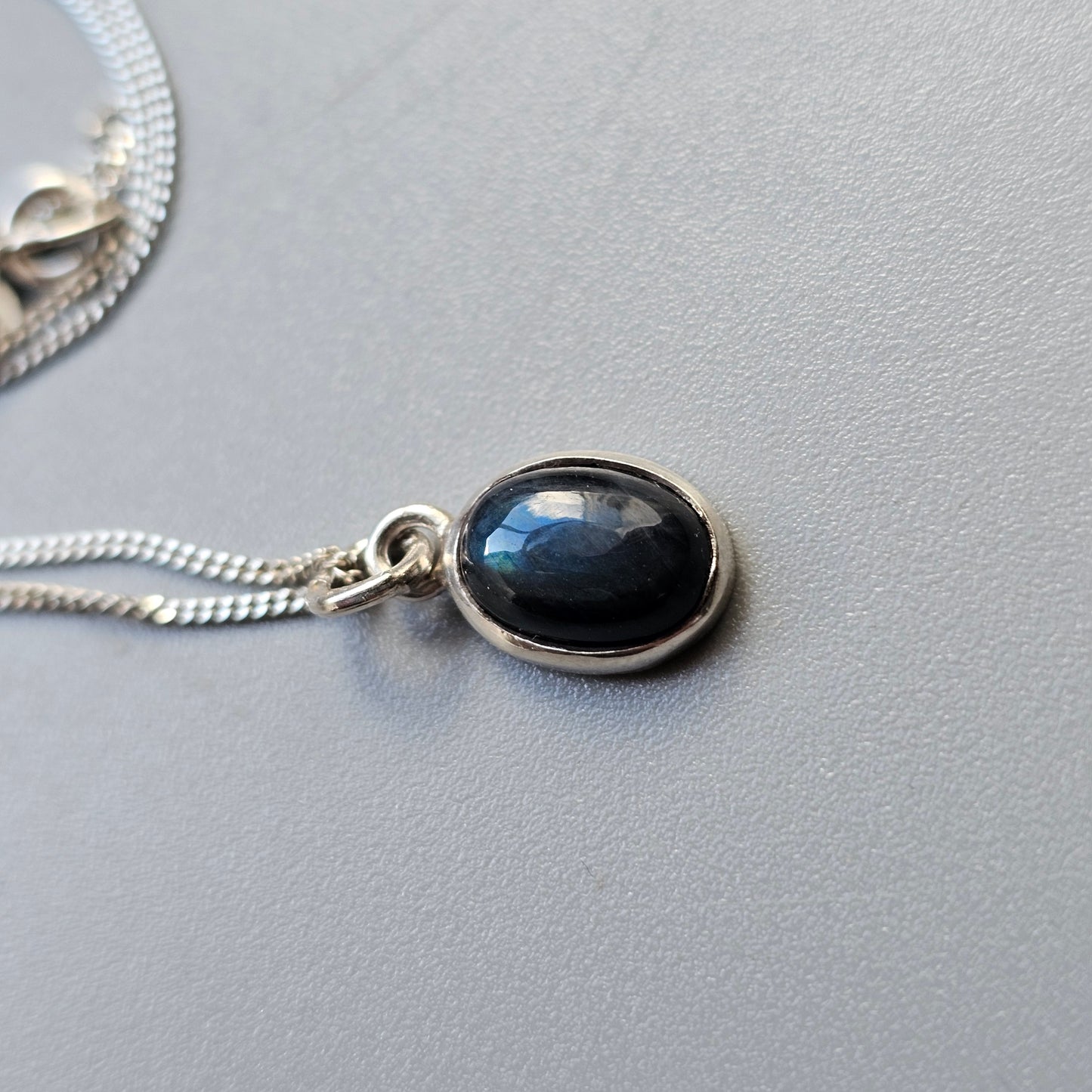 Vintage 1980s Small Oval Sterling Silver & Spectrolite Necklace by Eila Minkkinen 1980