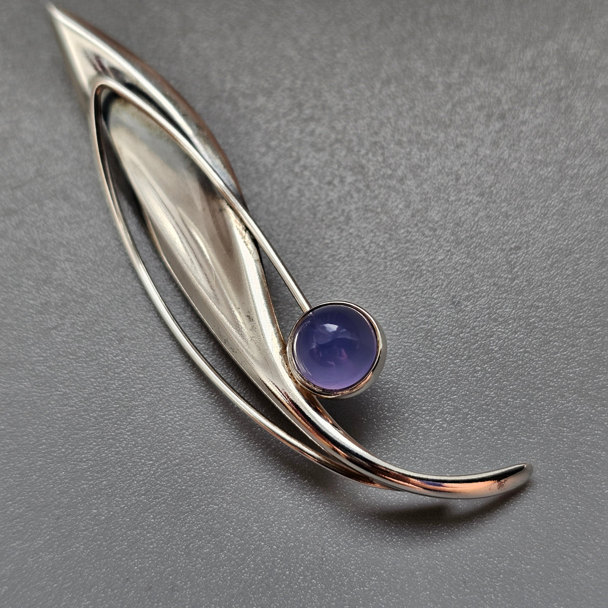 Smaller Finnish 1960s Modernist Silver & Blue Chalcedony Flower Brooch by Elis Kauppi Kupittaan Kulta 1962