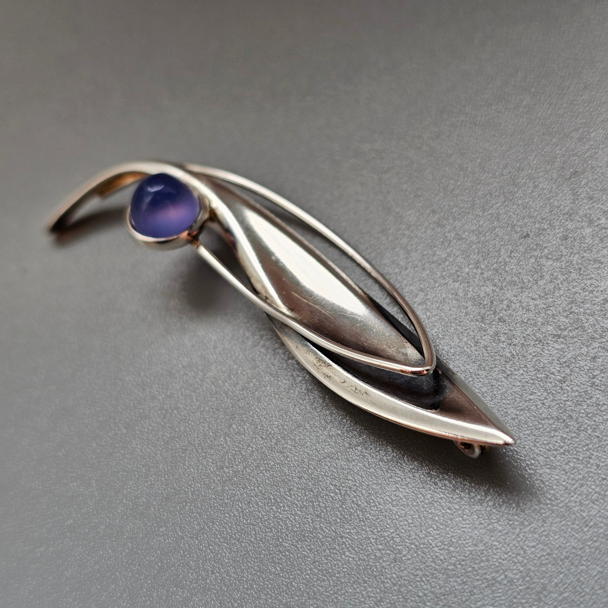 Smaller Finnish 1960s Modernist Silver & Blue Chalcedony Flower Brooch by Elis Kauppi Kupittaan Kulta 1962