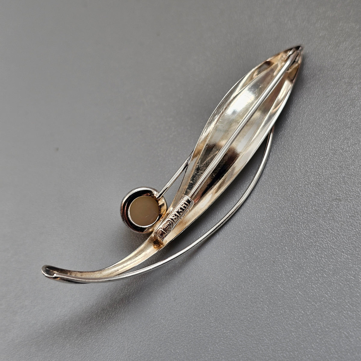 Smaller Finnish 1960s Modernist Silver & Chalcedony Flower Brooch by Elis Kauppi Kupittaan Kulta 1963