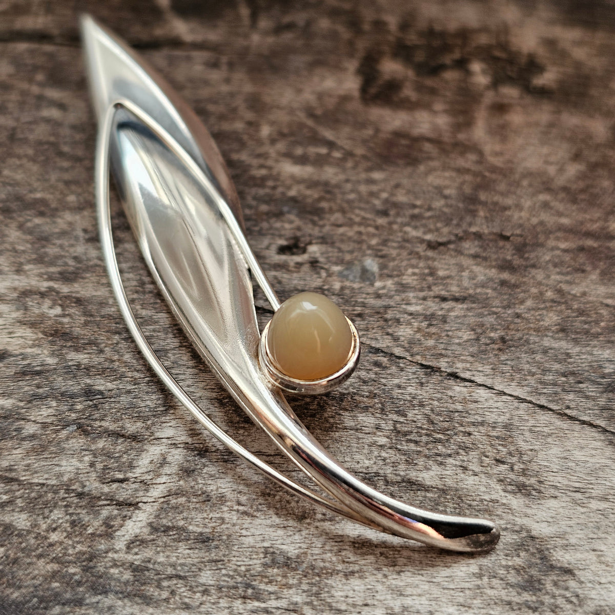 Smaller Finnish 1960s Modernist Silver & Chalcedony Flower Brooch by Elis Kauppi Kupittaan Kulta 1963
