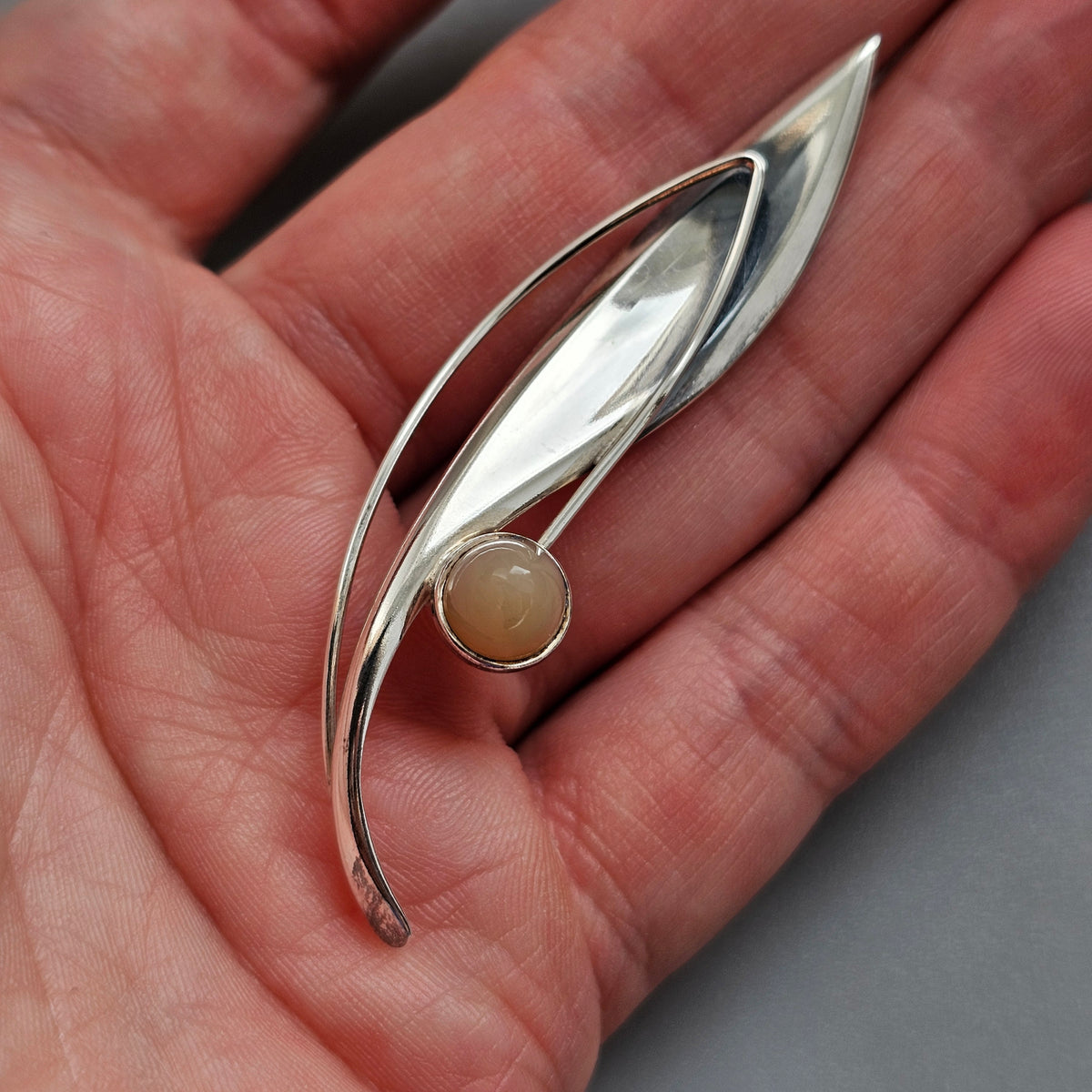 Smaller Finnish 1960s Modernist Silver & Chalcedony Flower Brooch by Elis Kauppi Kupittaan Kulta 1963