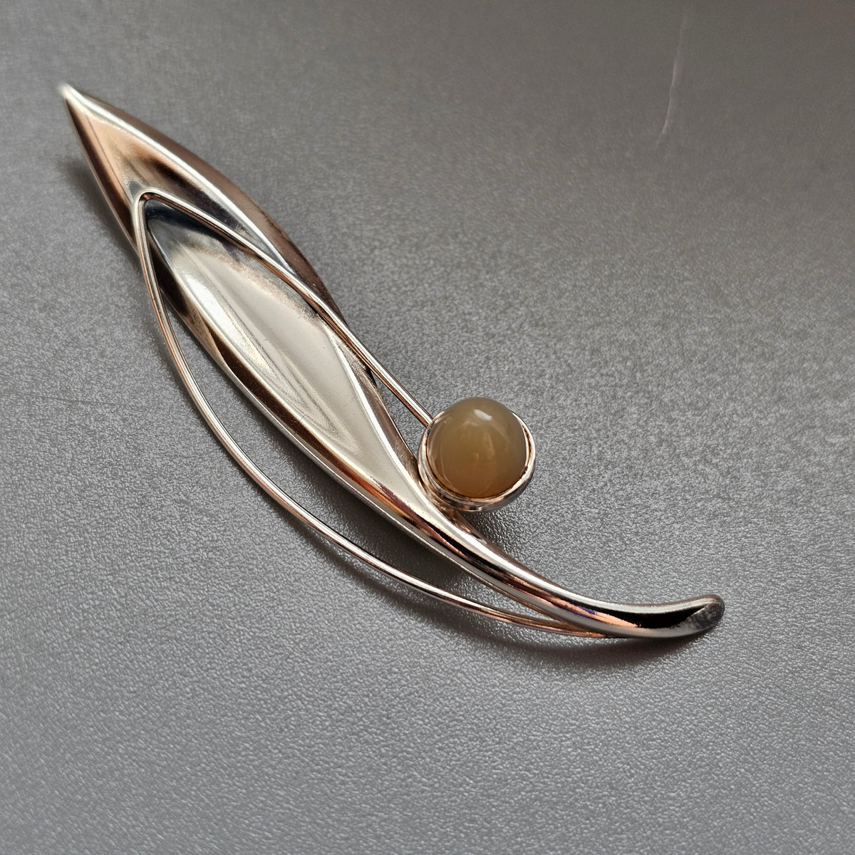 Smaller Finnish 1960s Modernist Silver & Chalcedony Flower Brooch by Elis Kauppi Kupittaan Kulta 1963