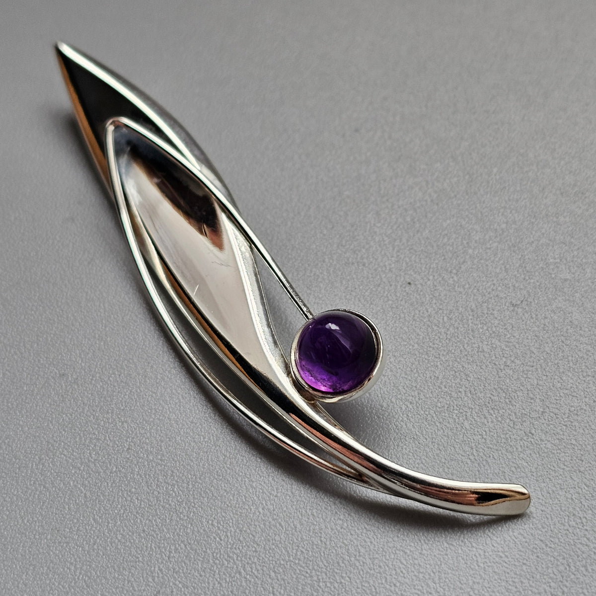 Smaller Finnish 1960s Modernist Silver Amethyst Flower Brooch by Elis Kauppi Kupittaan Kulta 1960