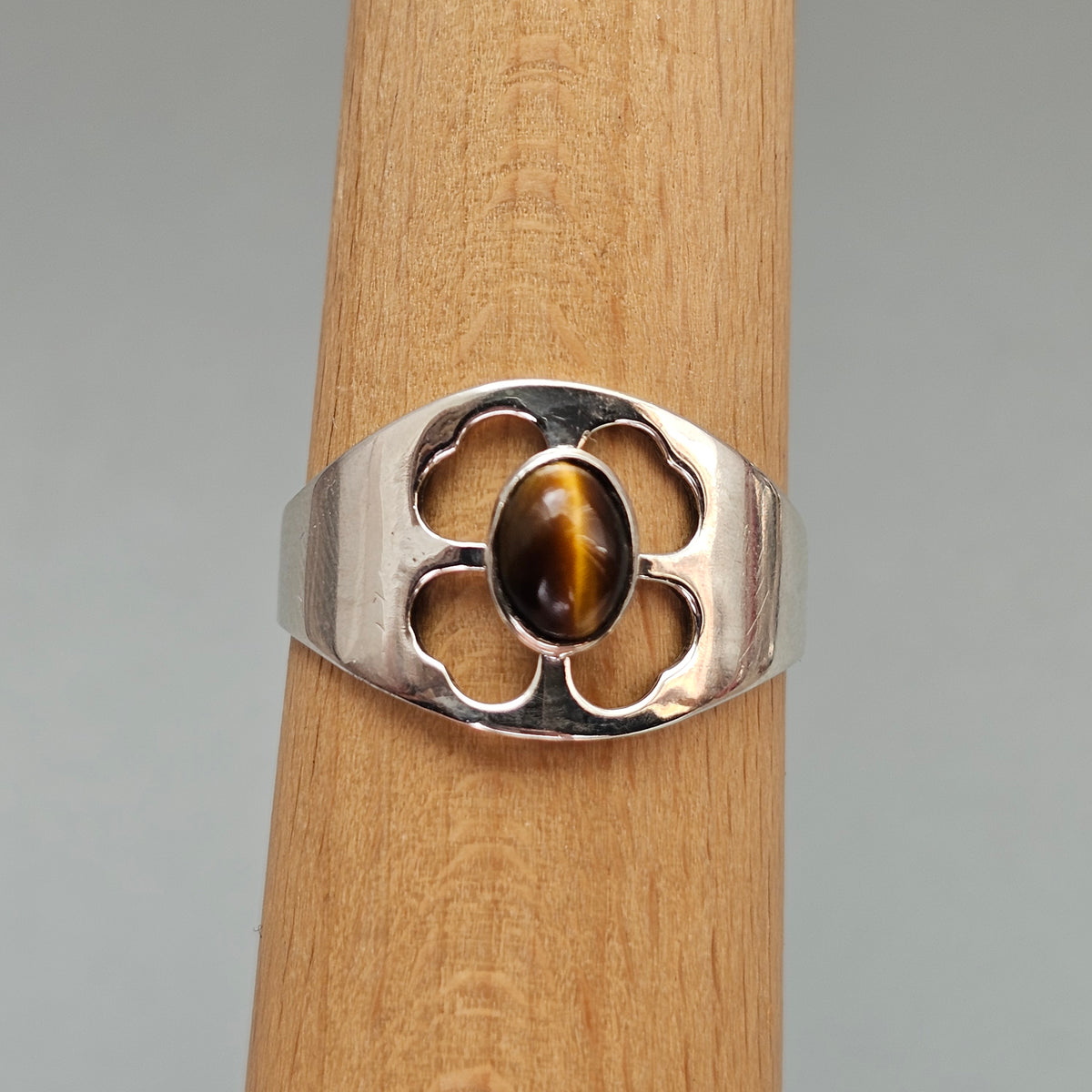 Vintage 1960s Turun Hopea Finnish Silver Tiger's Eye Clover Ring 1962
