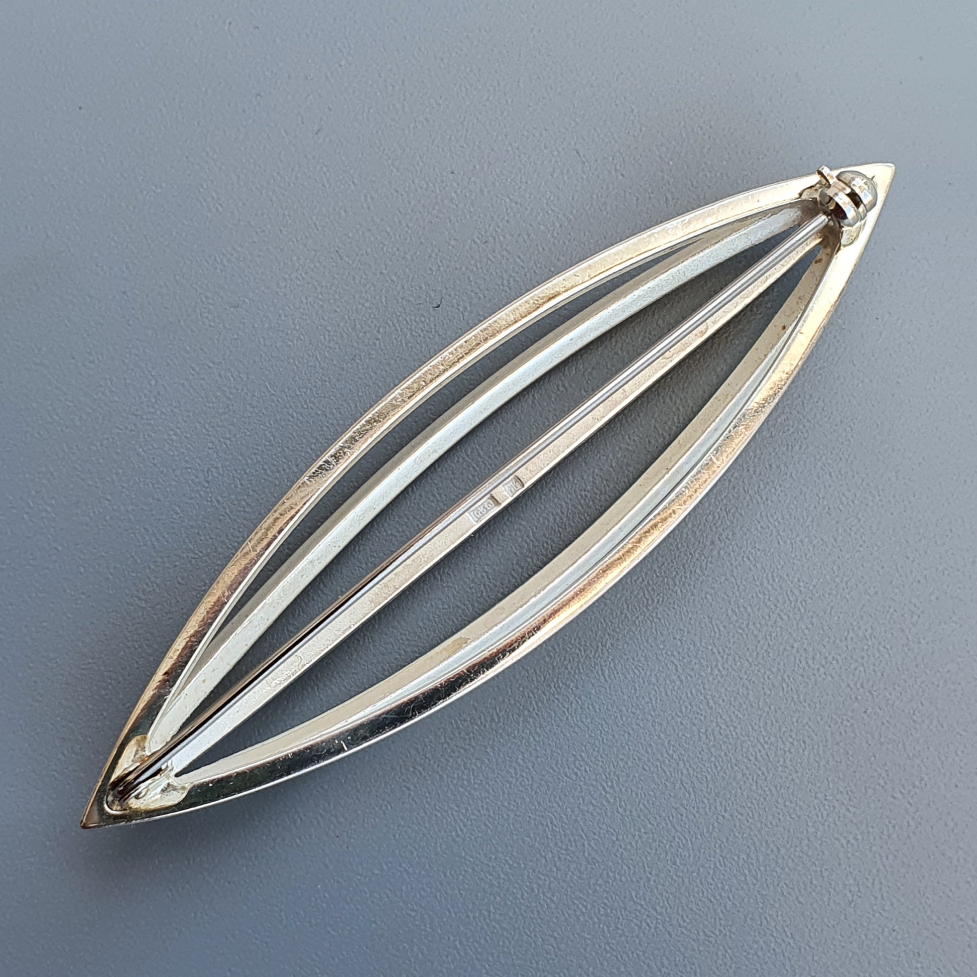 Elongated oval Finnish Silver Brooch by Kaunis Koru with curved wire elements