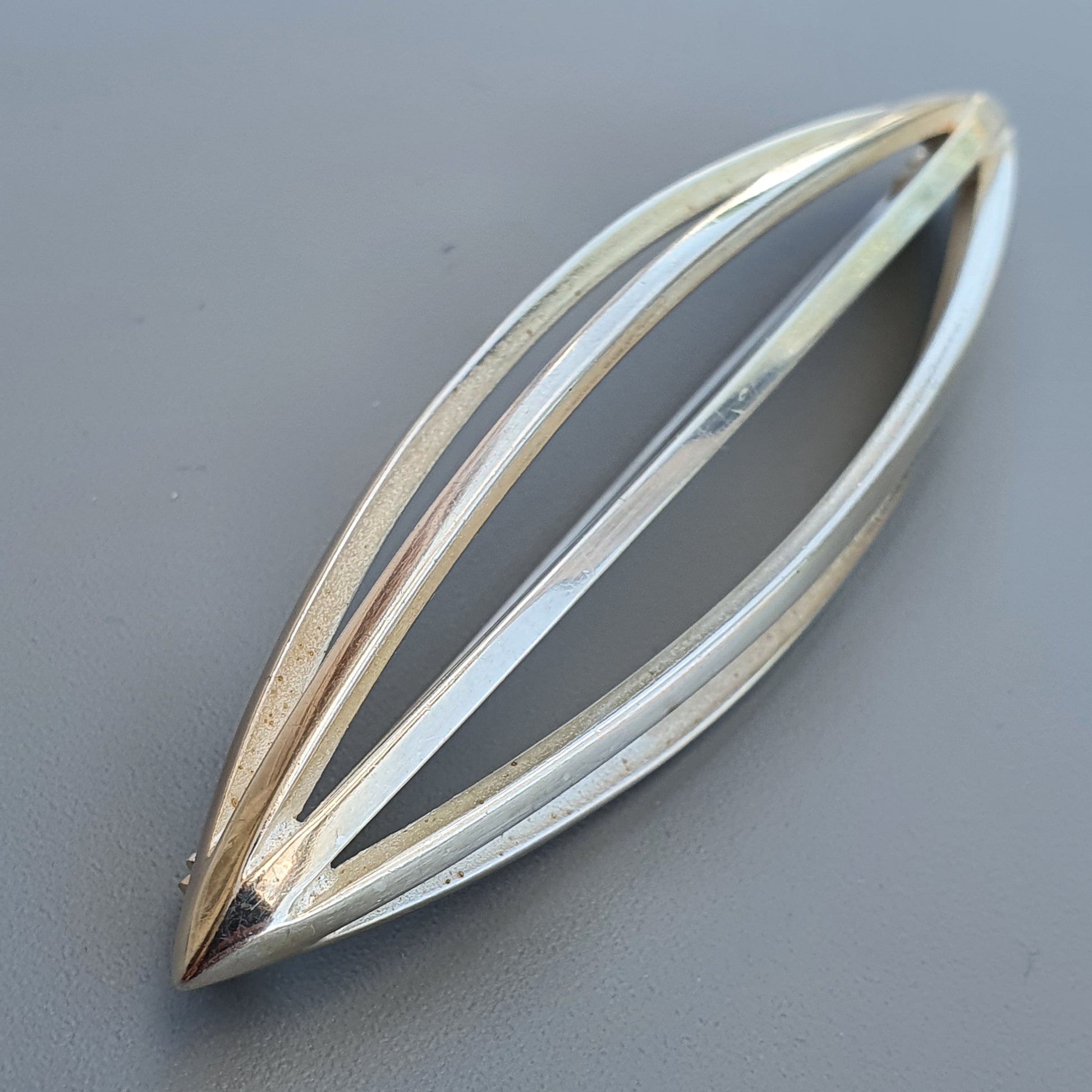 Elongated leaf-shaped Finnish Silver brooch by Kaunis Koru with curved lines