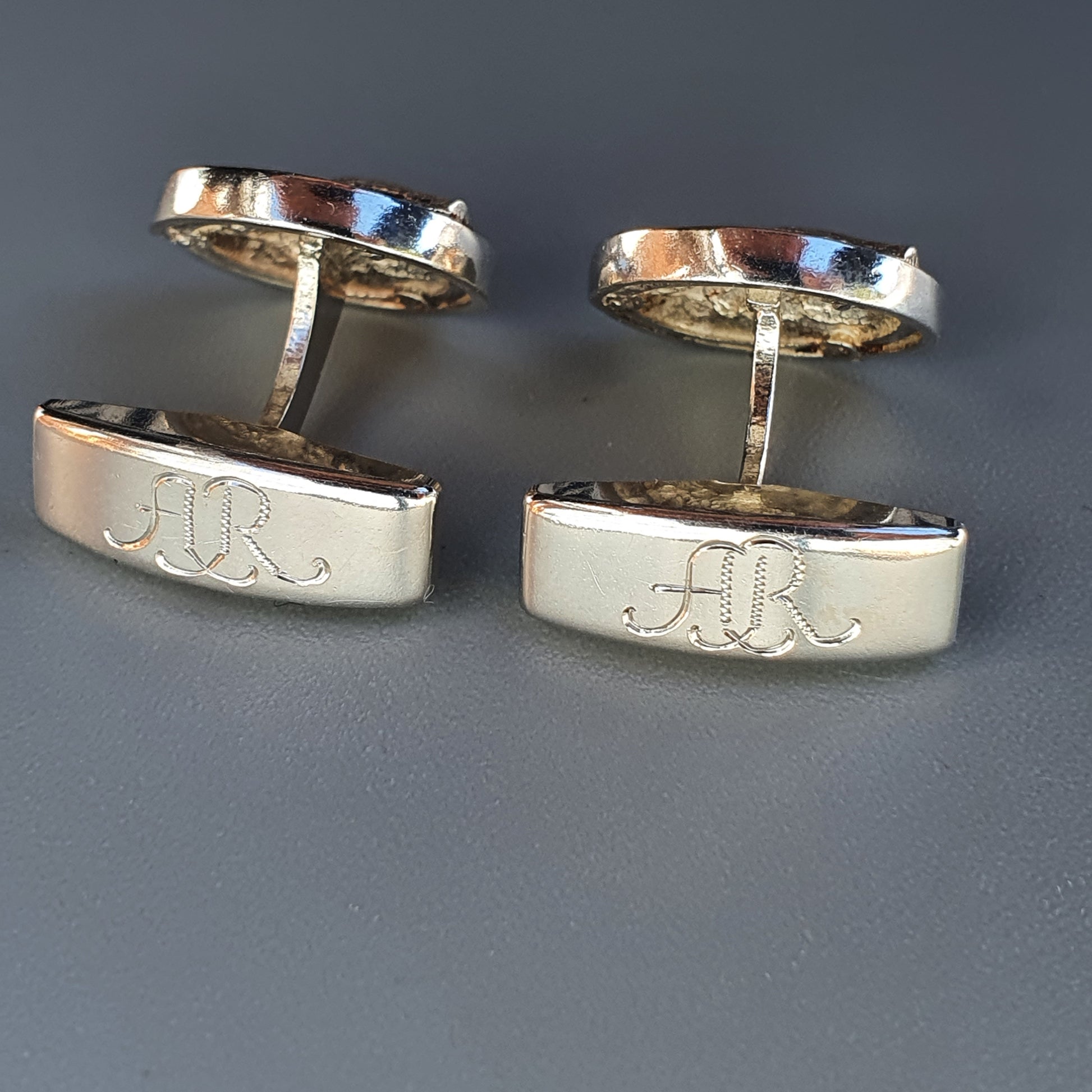 Pair of silver cufflinks with engraved monogram ’JR’.