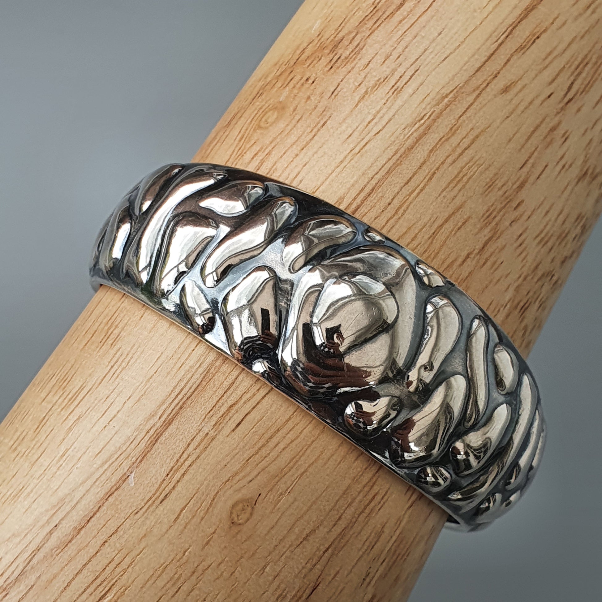 Metallic ring with an intricate, brain-like pattern on its surface.